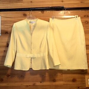 Tahari 2 pc. Skirt suit. Butter yellow, Size 6 28” waist